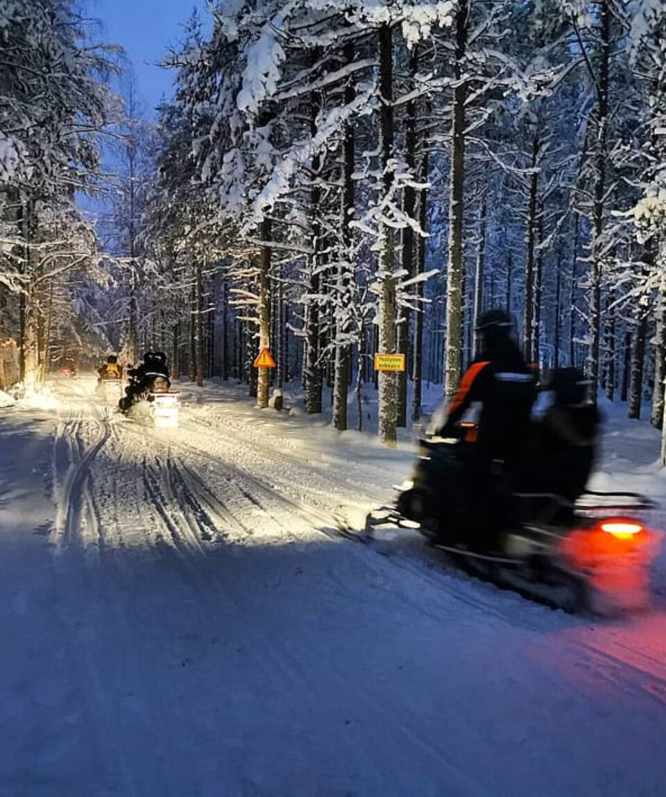 Evening-Snowmobile-Safari-11