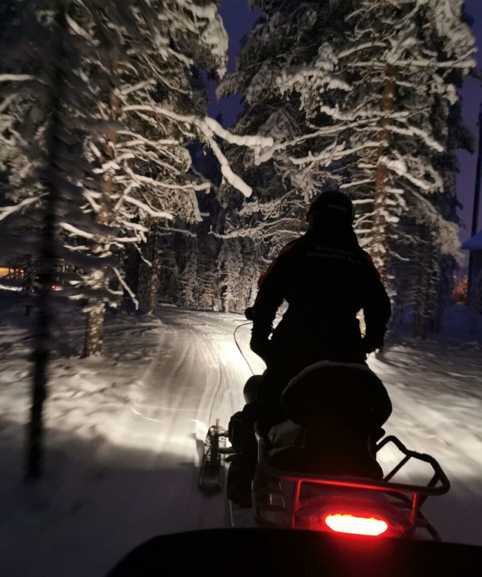 Evening-Snowmobile-Safari-12