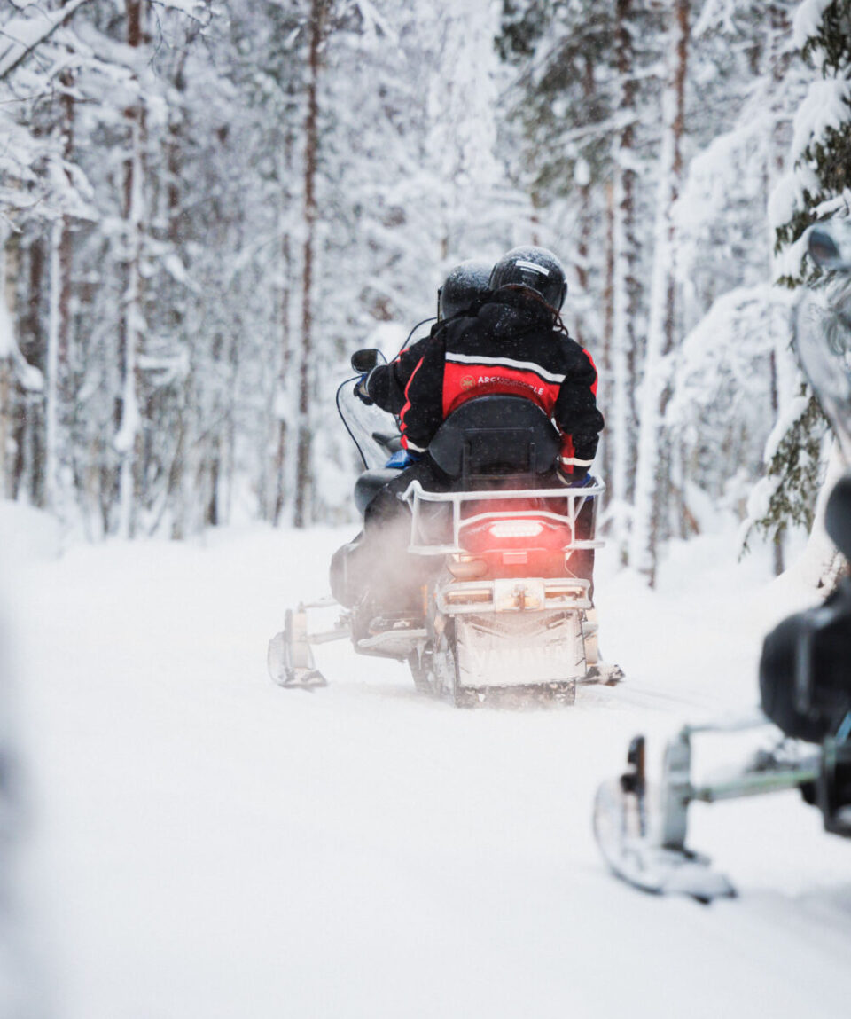 Snowmobile-Reindeer-Husky-8
